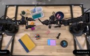 Captura de pantalla de un vídeo de Google DeepMind con Gemini Robotics en acción.