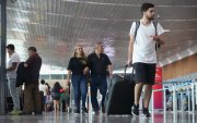 Viajeros llegando al aeropuerto internacional José Joaquín de Olmedo, en Guayaquil.