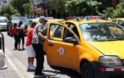 Pasajeros. Los conductores de taxis amarillos ahora buscan personas con perfiles que no representen peligro para realizar las carreras, debido a la inseguridad.