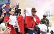 Luisa González y Guillermo Churuchumbi firmaron un acuerdo en Chimborazo.