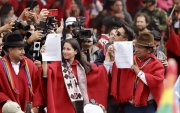 La candidata correísta Luisa González en la firma del acuerdo con Pachakutik.