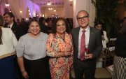 Magaly Caicedo (en el centro) es la primera mujer en ocupar el cargo de presidenta. En la foto, acompañada de María Lissette Albán y Vicente Wong.