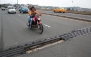 Riesgo. En el viaducto Flavio Alfaro, en el norte, las juntas se han salido; otras están dañadas o también las zonas aledañas a estas. Para los conductores, esto es un peligro.