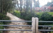 El río Tarqui en Cuenca presenta un caudal elevado tras las fuertes lluvias registradas el 1 de abril de 2025.