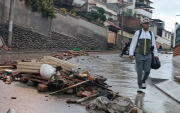 La avenida de Los Cerezos quedó convertida en un río de escombros tras la fuerte lluvia que cayó en Cuenca.