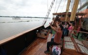 Turismo. Los jóvenes disfrutan de los paseos en las embarcaciones  en el río Guayas.