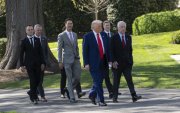 El presidente Donald Trump recibe al empresario Roger Penske y campeones de carreras en la Casa Blanca.