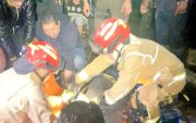 Socorristas de los bomberos rescataron a un hombre de un deslizamiento que destruyó su vivienda en la zona de Soldados, en Cuenca.