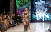 Setenta modelos nacionales y veinte internacionales desfilaron por la pasarela.