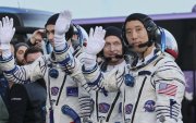 BAIKONUR (Kazakhstan), 08/04/2025.- Crew members Roscosmos cosmonauts Commander Sergey Ryzhikov (C), Flight Engineer Alexey Zubritsky (L), and NASA astronaut Flight Engineer Jonny Kim (R) attend a send-off ceremony before the launch of the Soyuz MS-27 spacecraft at the Baikonur Cosmodrome in Baikonur, Kazakhstan, 08 April 2025. Roscosmos cosmonauts Sergey Ryzhikov, Alexey Zubritsky, and NASA astronaut Jonny Kim will launch on Soyuz MS-27 to the International Space Station (ISS) on 08 April 2025. (Kazajstán, Rusia) EFE/EPA/YURI KOCHETKOV