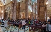 Durante el Jueves Santo los templos del centro de Cuenca lucen con gran cantidad de ciudadanos.