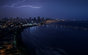 Rayos iluminan el cielo durante una tormenta eléctrica nocturna.
