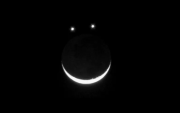 Venus, Saturno y la Luna formarán una “sonrisa” en el cielo durante la madrugada del 25 de abril, visible sin telescopio desde casi cualquier lugar del mundo.