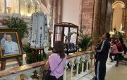 En la Catedral de La Inmaculada se exhibe una imagen y otros artículos en homenaje al papa Francisco.