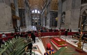 El público rinde homenaje al difunto Papa Francisco durante su velatorio en la Basílica de San Pedro, en la Ciudad del Vaticano.