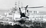 Un helicóptero se acerca a la planta nuclear de Chornobil para examinar los daños en el reactor nuclear en abril de 1986.