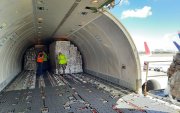 Una plataforma de rieles y rulimanes permiten evacuar la carga del aeropuerto sin mayor esfuerzo.