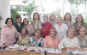 Raquel en compañía de sus amigas.