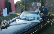 Los novios llegaron en un precioso auto clásico.