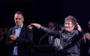 El presidente de Argentina, Javier Milei (d), y el portavoz presidencial y candidato a legislador por el partido La Libertad Avanza (LLA), Manuel Adorni, participan en un acto de cierre de campaña, en Buenos Aires (Argentina).