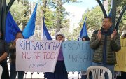 Organizaciones de la comunidad de Escaleras y de la parroquia Victoria del Portete protestaron contra el anuncio de la Cámara de Minería sobre el proyecto Loma Larga.