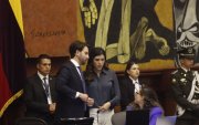 El presidente de la Asamblea, Niels Olsen, conversando con la jefa de la bancada del oficialismo, Valentina Centeno.