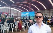 Decenas de personas esperaban al presidente Noboa en el Centro Agrícola Cantonal de Cuenca, donde se realizó la entrega de beneficios al sector agrícola sin su presencia.