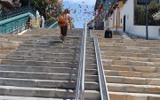 imagen referencial. Una camioneta bajo invadiendo la escalinata Francisco Sojos que fue en noviembre de 2024 restaurada por ser un bien patrimonial de Cuenca.