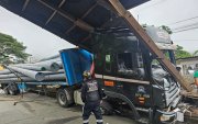Un tráiles cargado de postes chocó contra un punto de control en la vía Cuenca- Molleturo- El Empalme.