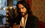 Jared Leto durante una sesión de fotos para su carrusel de Instagram en el marco de la Semana de la Moda de París (Paris Fashion Week).