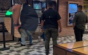 Lo “inusual” es oír a los guardaespaldas y custodios coordinar su trabajo a través de walkie-talkies.