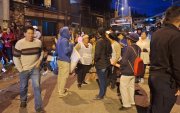 Decenas de personas salieron a la Y de Sayausí para protestar en contra de tres ordenanzas.