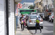En la calle Gaspar de Carvajal los desplazamientos en vehículo se duplican por la congestión.