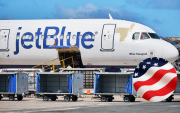 Aviones de JetBlue esperan en una pista del Aeropuerto Internacional de Miami, aeropuerto desde el cual la aerolínea dejará de operar el 3 de septiembre de 2025.