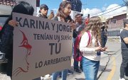 Estudiantes de la UNAE marcharon por las calles de Cuenca para exigir justicia por sus compañeros Karina Chima y Jorge Berrezueta, vítimas de un siniestro de tránsito.
