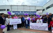 Los pacientes con enfermedades autoinmunes protestaron en los exteriores del Hospital José Carrasco Arteaga de Cuenca por la falta de medicinas.