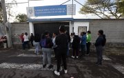 Padres de familia llegaron a los exteriores del colegio preocupados por la agresión a una estudiante.