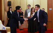 El presidente Daniel Noboa se reunió con estudiantes ecuatorianos de la Universidad BLCU en Beijing.