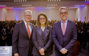 Chargé d’Affaires a.i. Lawrence Petroni, acompañado de la vicepresidenta del Ecuador, María José Pinto, y el viceministro de Movilidad Humana, Alejandro Dávalos.