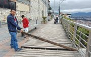 La mayoría de los tablones de la balaustrada del mirador de Turi están deteriorados y sueltos.