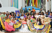 Grupos de danza afroecuatoriana se presentaron frente a decenas de asistentes en la Plaza de la Administración.