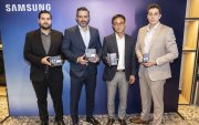 Los ejecutivos de la marca posan con el celular.