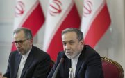 El ministro de Exteriores iraní, Abás Araqchí (d).