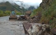 La vía Cuenca- Paute- Guarumales- Méndez registra algunas  o edades y en el kilómetro 61 está cerrado el paso por un socavón que afectó la mesa de rodadura.