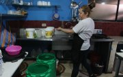 Los negocios no esperan el agua de los tanqueros y prefieren llevar el agua desde sus casas.