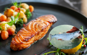 El restaurante Kann en Portland sirve salmón de cultivo celular, replicando sabor y textura sin dañar los océanos