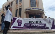 Familares de la modelo cuencana María Fernanda López hicieron un plantón ante la Fiscalía Provincial de Azuay para exigir justicia por su femicidio.