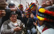 Marlon Vargas (c), nominado por la Confeniae, celebra tras ser elegido nuevo presidente de la Confederación de Nacionalidades Indígenas del Ecuador (Conaie).