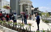 Recorrido. Estudiantes descansaron en la cima de una larga escalinata, junto al edículo del general Eloy Alfaro. Varios aprovecharon para fotografiar el sitio y admirar el paisaje.