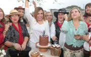 Mercedes celebró con mucha alegría la presencia de amigas y familiares.